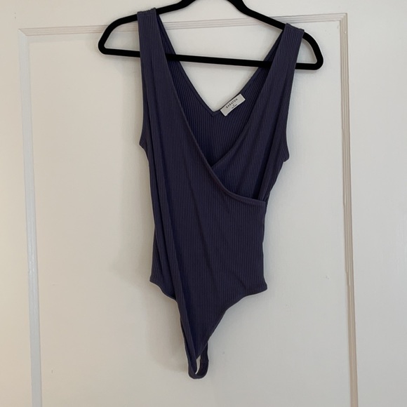 Aritzia Babaton Lido Bodysuit in Fog/Gray - Picture 2 of 14